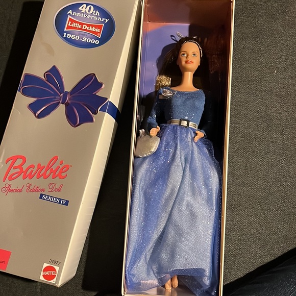 40th Anniversary Little Debbie Barbie - Picture 5 of 6